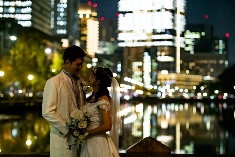 街並みの灯りの中で