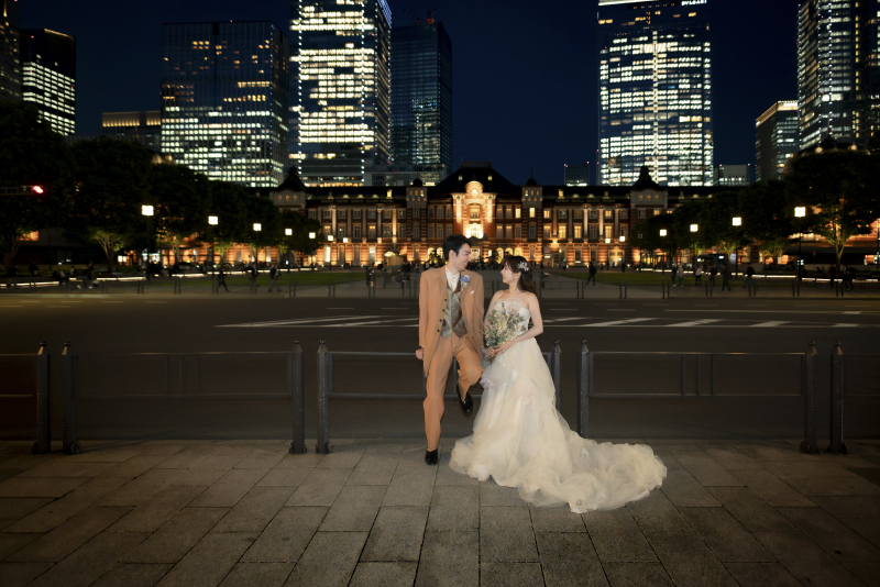 東京駅とビル群