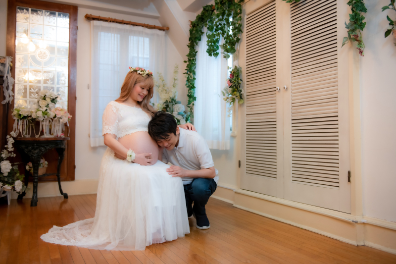 お腹に耳を当て…