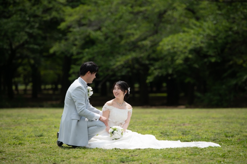 広場に座って♪