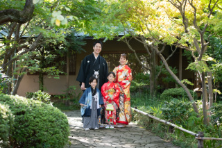 みんなで和装に♬庭園でファミリーフォト！