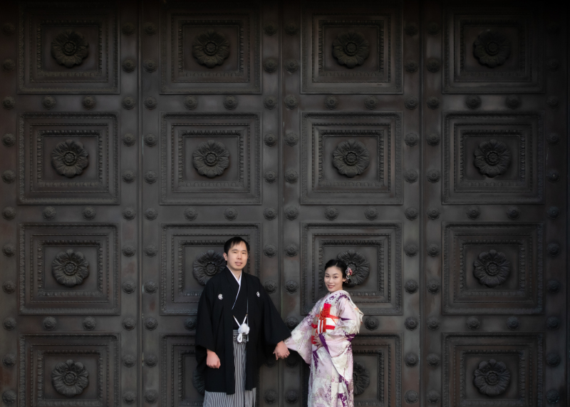 重厚な建物の前で♪