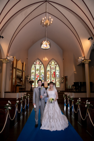 アンティークなステンドグラス…独立型チャペルで前撮り！