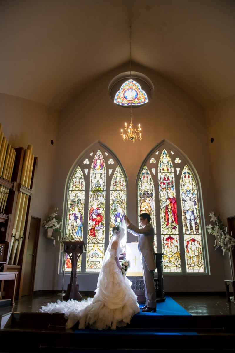 豪華なステンドグラスを前に