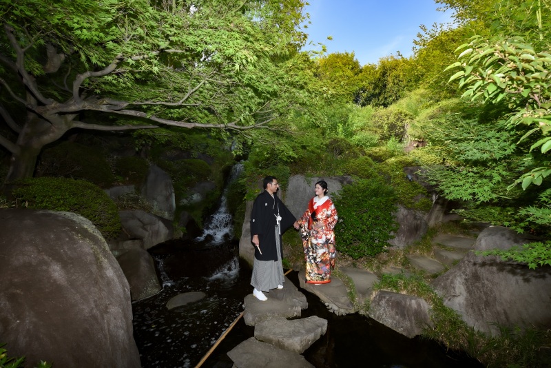 滝をバックに…