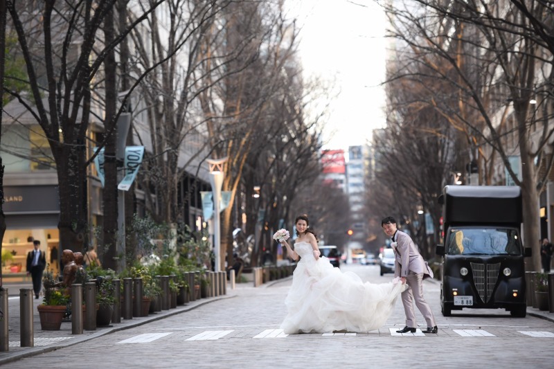 丸の内の街中を颯爽と歩くお二人