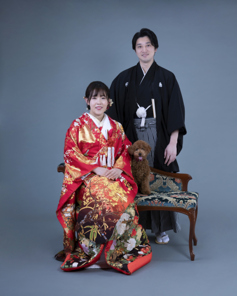 椅子に座って…