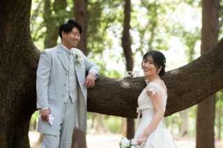 新緑の公園で家族も一緒にウエディングフォト！