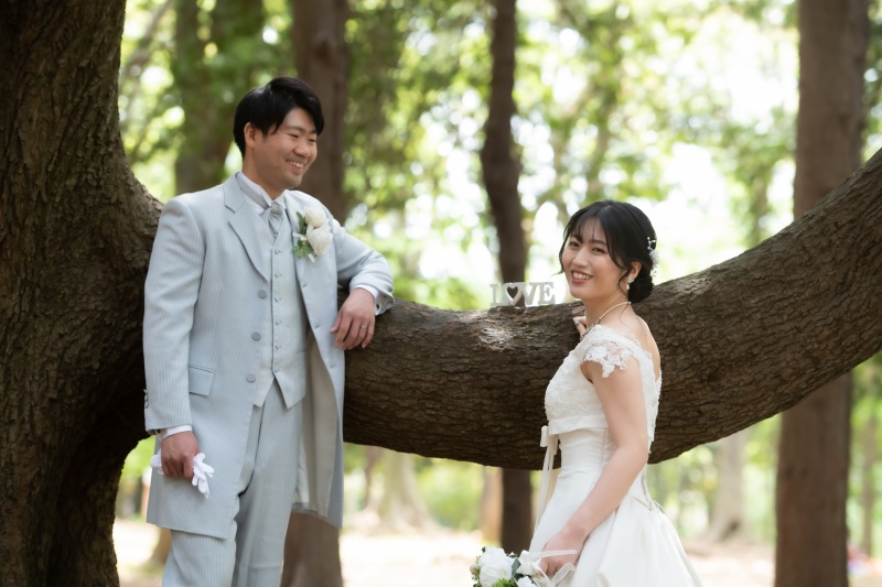 新緑の公園で家族も一緒にウエディングフォト!