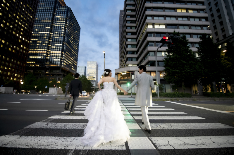 街中を颯爽と歩く