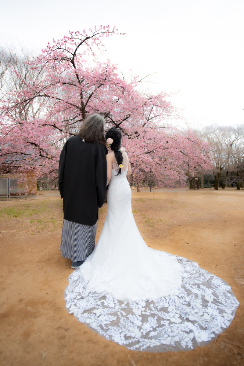 桜の木とおふたりのショット