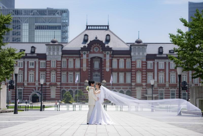 家族やペット参加OK【日中の東京駅&丸の内周遊★洋装プラン】衣装グレードアップ無料!美肌、歯の美白加工など嬉しい加工付き♪