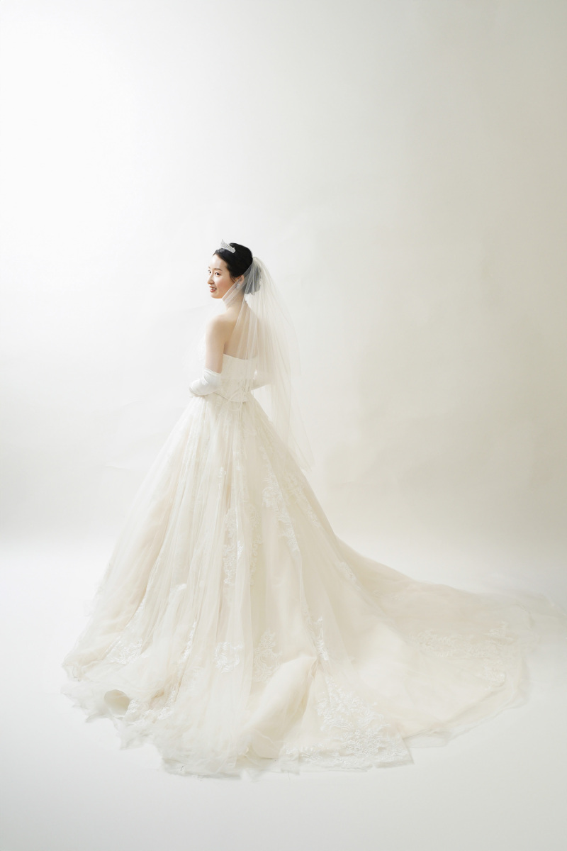 ドレスのトレーンがよく映えるバックショット。