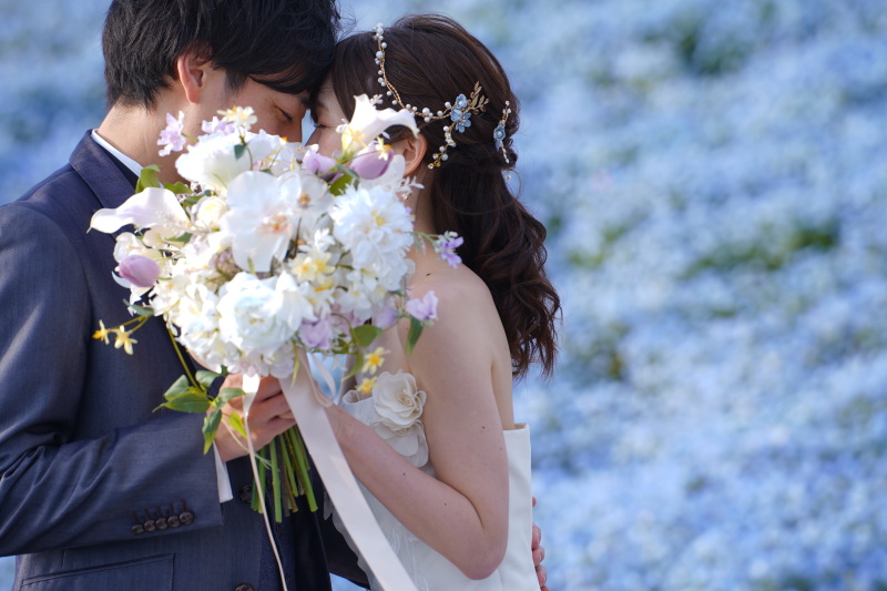 ブーケでお顔を隠して