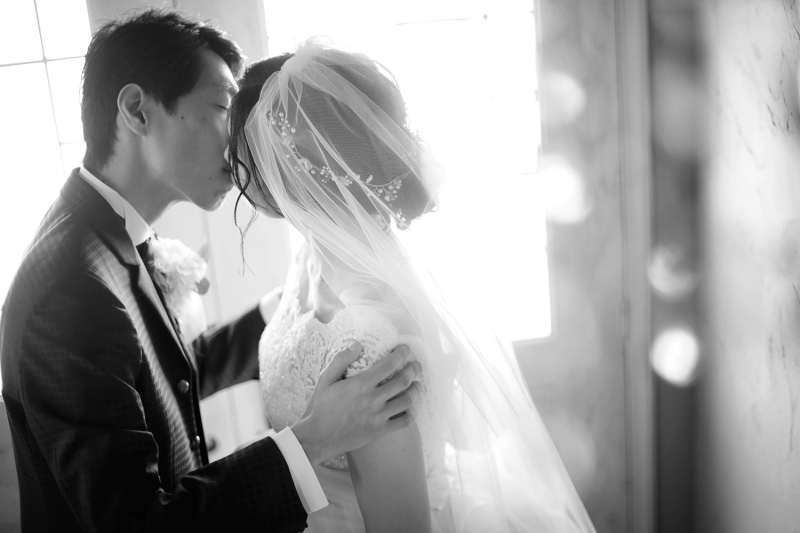 誓いのキスはドラマチックにモノクロで