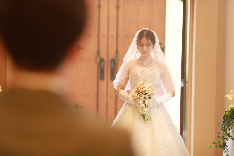  ベールに包まれ歩む道