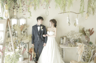 アンシャンテ東京スタジオにて。ドライフラワーでコーディネートした、アンティーク調空間。