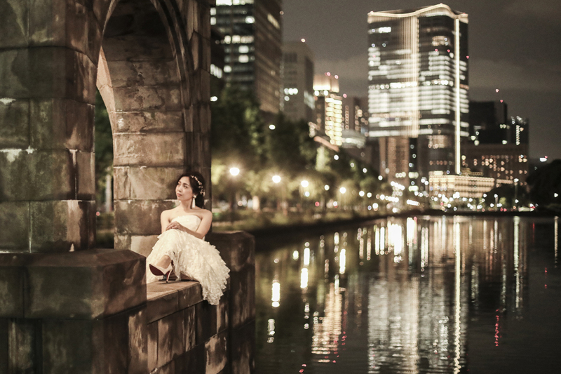 東京駅周辺にてナイトロケ。きらびやかな都会のビル街の中、まるで異国の城の窓辺のようなシュチュエーション
