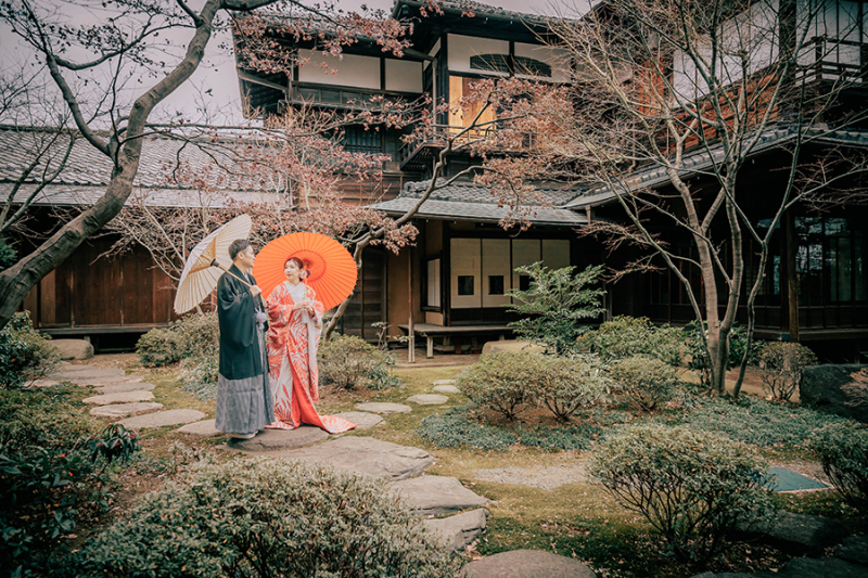 お庭で番傘を使って