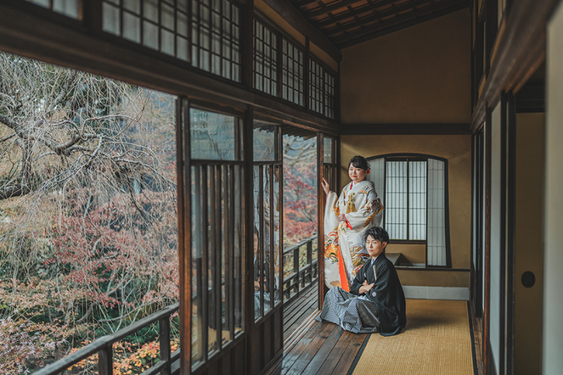 2階の窓際で自然光を活かして