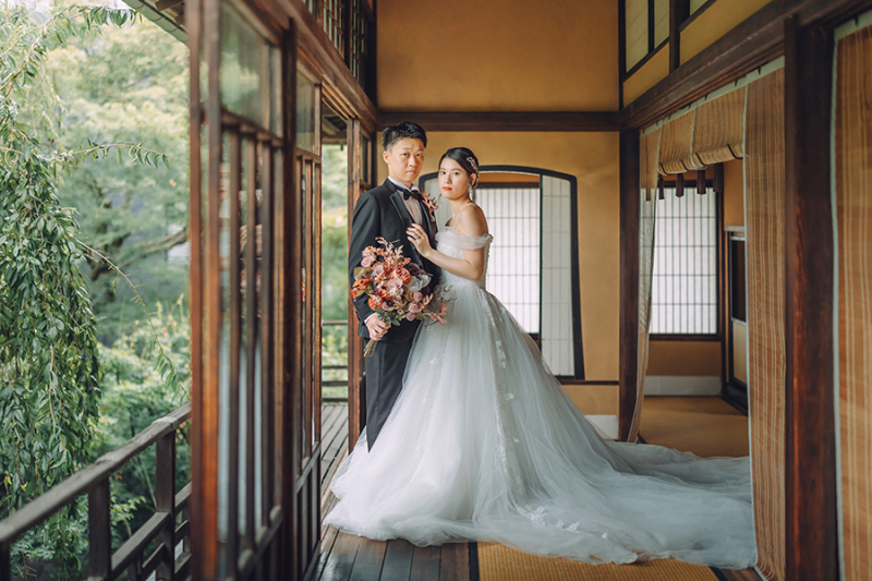 2階の窓際で自然光を活かして