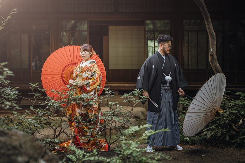 お庭で番傘を使って