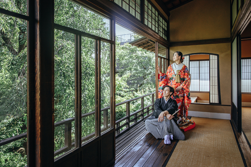 2階の窓際で自然光を活かして