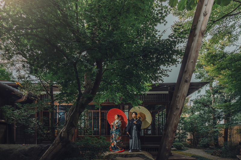 お庭で番傘を使って