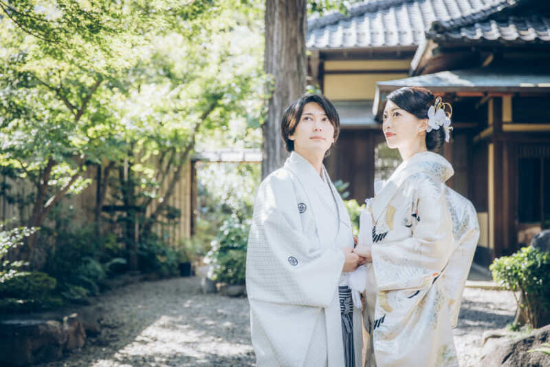 お揃いの白系の衣装が映える!