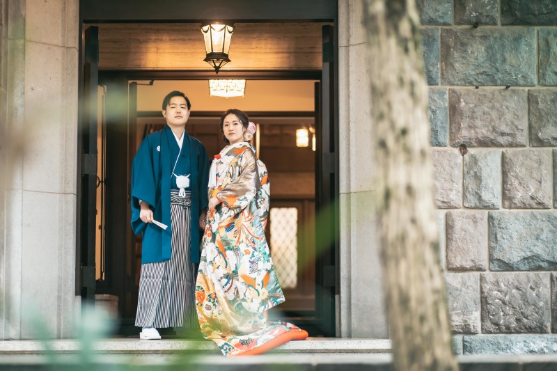 邸宅の豪華な玄関でフォーマルな一枚を