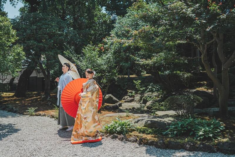 お庭で番傘を使って