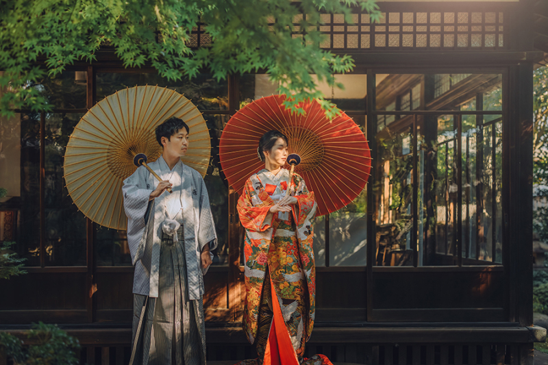 お庭で番傘を使って