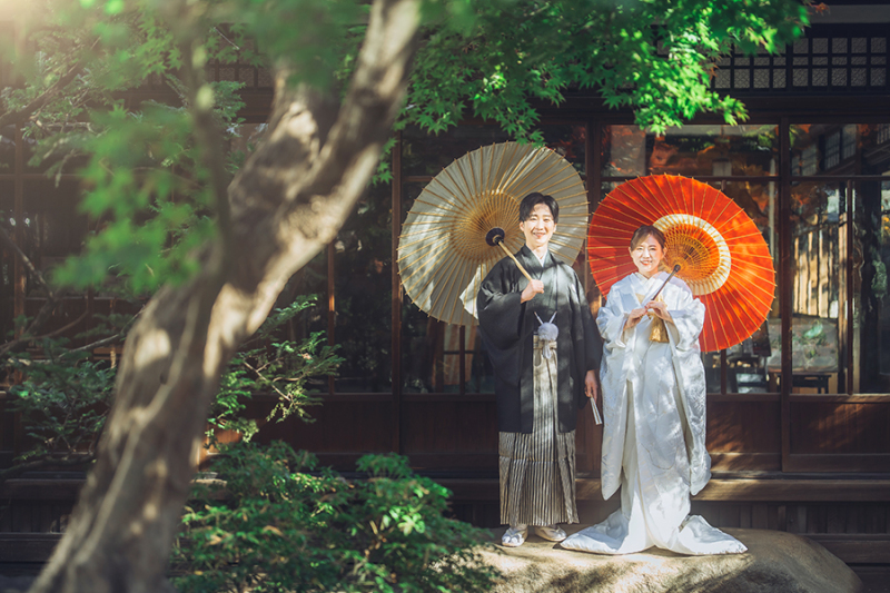 お庭で番傘を使って