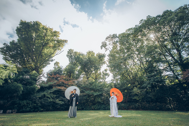 お庭で番傘を使って