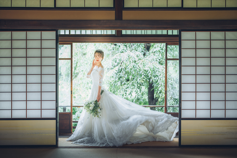 2階の窓際で自然光を活かして