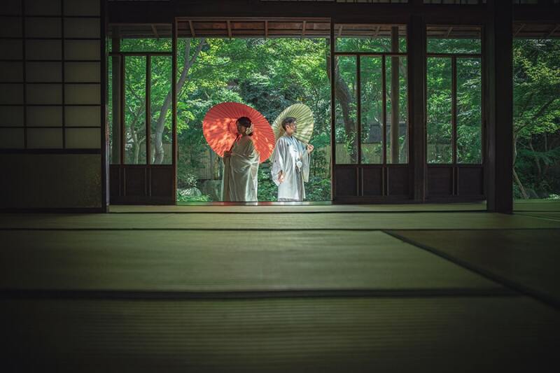 落ち着いた雰囲気に番傘の差し色を