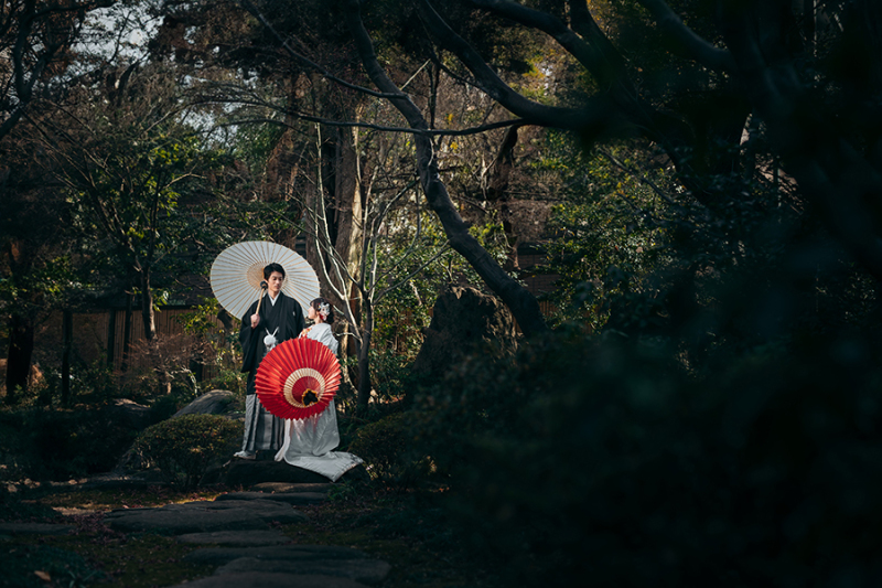 お庭で番傘を使って