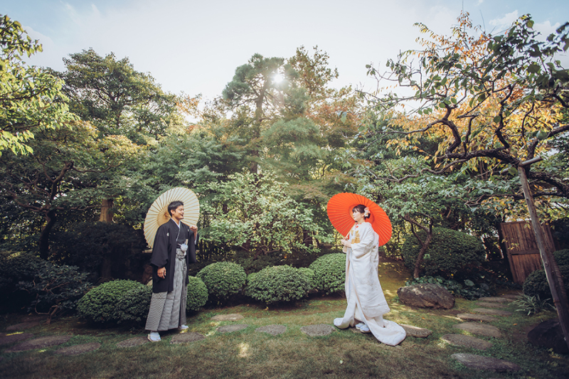 お庭で番傘を使って