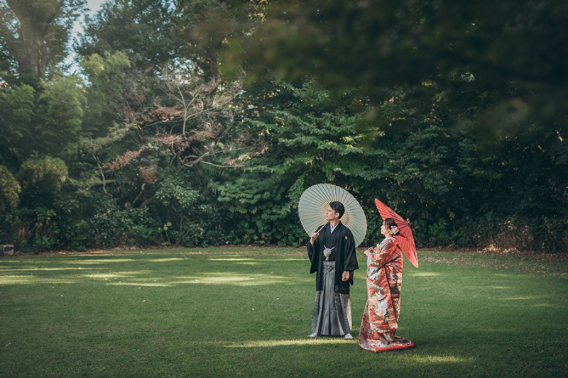 お庭で番傘を使って