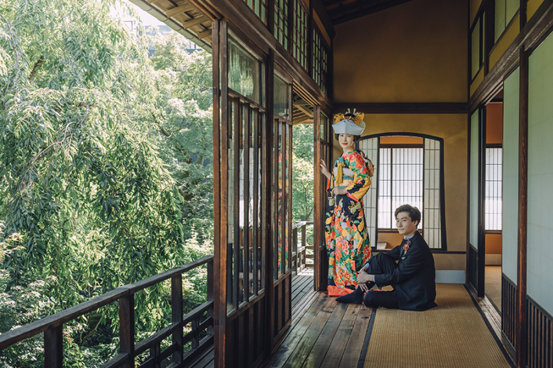 2階の窓際で自然光を活かして