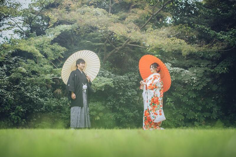 お庭で番傘を使って