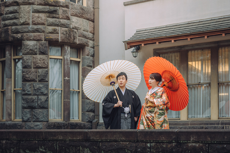 お庭で番傘を使って