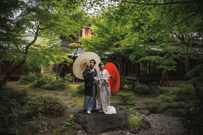 お庭で番傘を使って撮影!