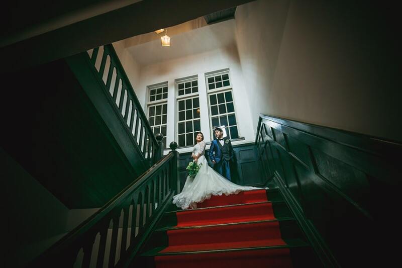 赤い絨毯が印象的な階段も!