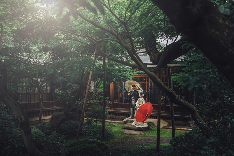 お庭で番傘を使って