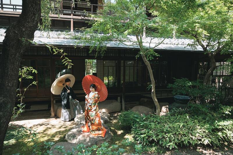 お庭で番傘を使って