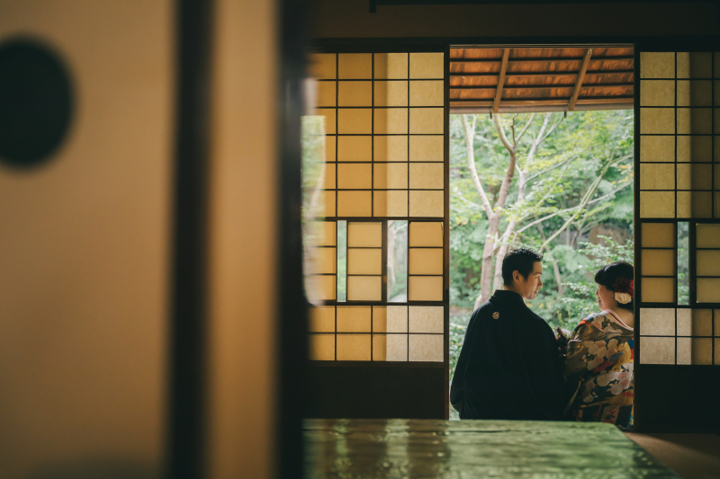 縁側に腰掛ける後ろ姿もドラマチックに