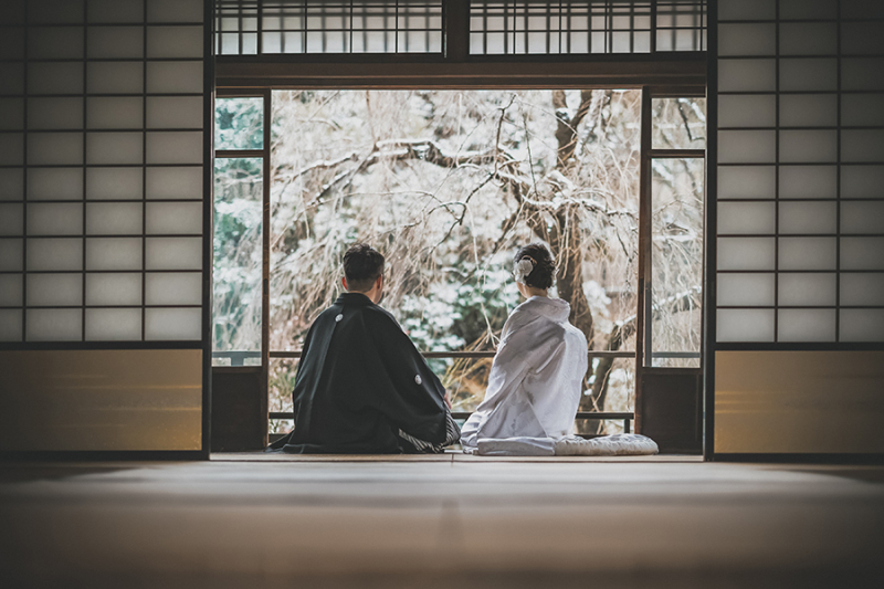 2階の窓際で自然光を活かして