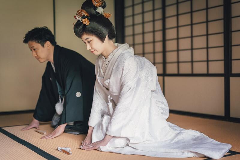 お辞儀の様子を横から