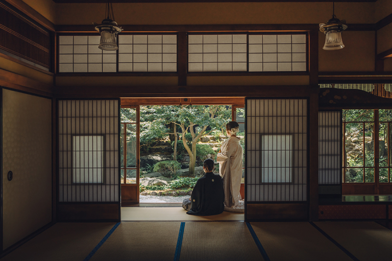 2階の窓際で自然光を活かして